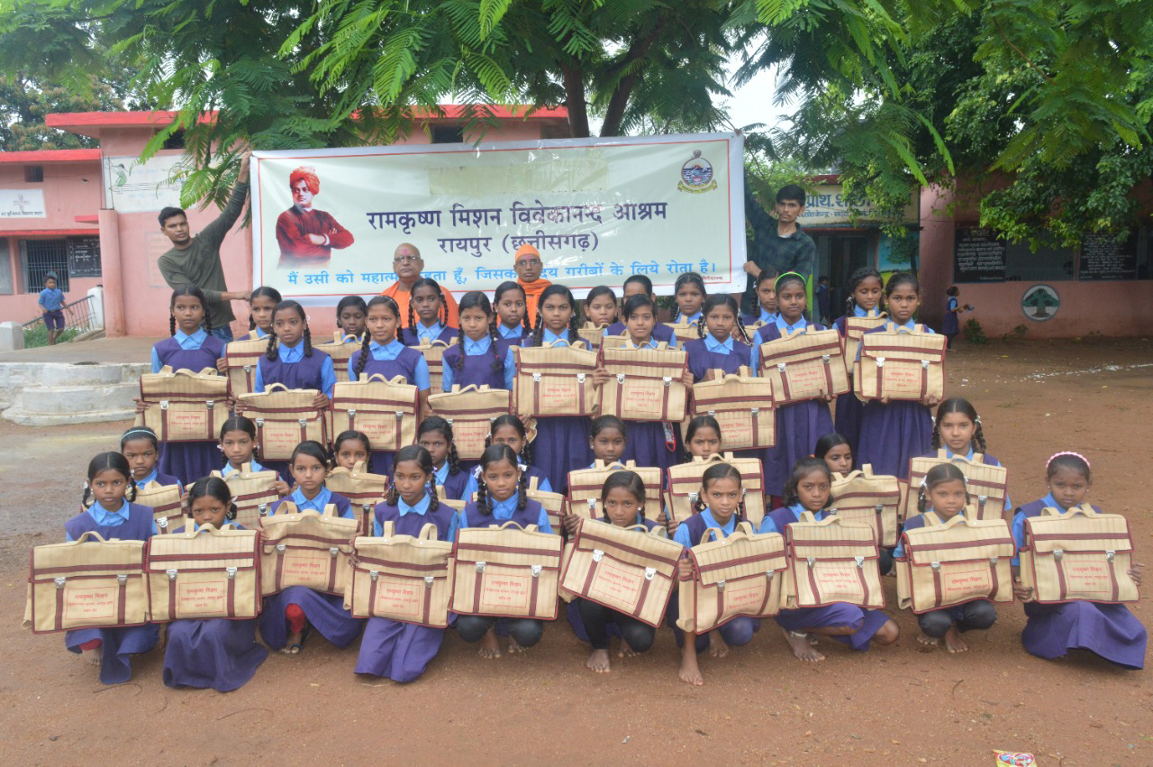  media for रामकृष्ण मिशन आश्रम रायपुर द्वारा आज दिनांक 6 जुलाई 2022 को जिला महासमुंद के पटेवा ब्लॉक के शासकीय प्राथमिक शाला पताईमाता , खट्टा, कोकड़ी, रामखेड़ा, पटेवा । शासकीय मिडिल स्कूल पटेवा, खट्टा, रामखेड़ा एवं शासकीय हाई स्कूल खट्टा (9 स्कूलों) के बच्चों को शैक्षणिक सहयोग मे 500 बैग, 1000 कॉपी, 500 स्केल, 500 पेंसिल, रबड़ और कटर वितरण किया गया।